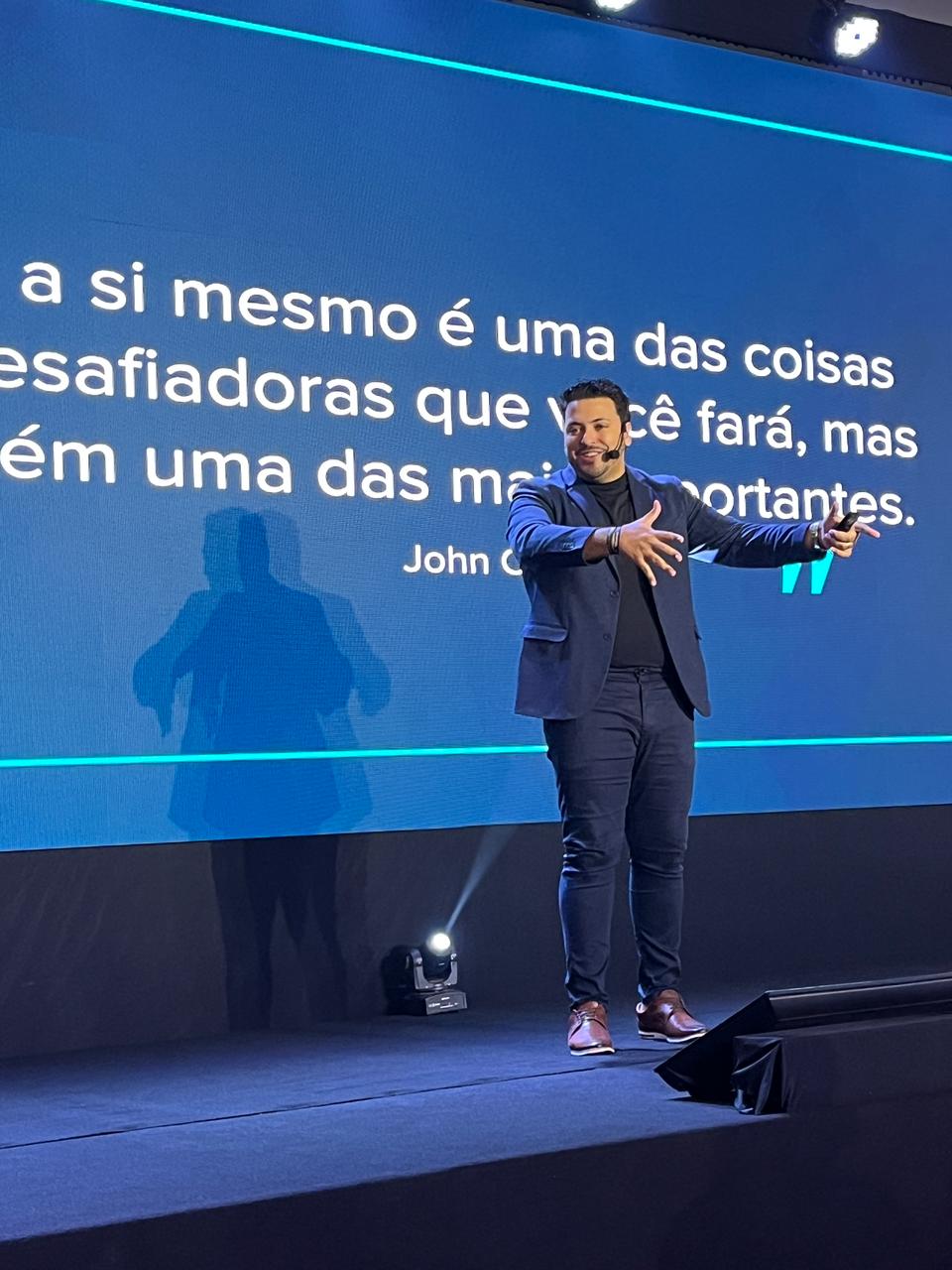 Bruno Barros palestrando em evento de tecnologia